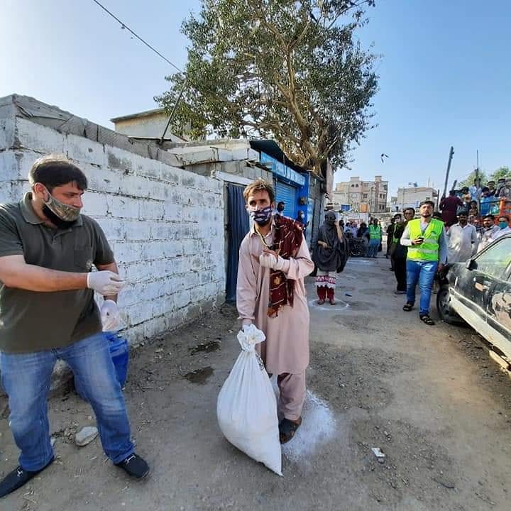 AikAwamPK's tweet photo. Today Alhumdulillah  with your help and kind donations our team of volunteers delivered ration to 170 families from Hazara Colony, Railway Colony and Jhamooria Colony. 

To help:
Donate. Share. Support! #PakistanVsCorona https://t.co/5FZzE2NRgI