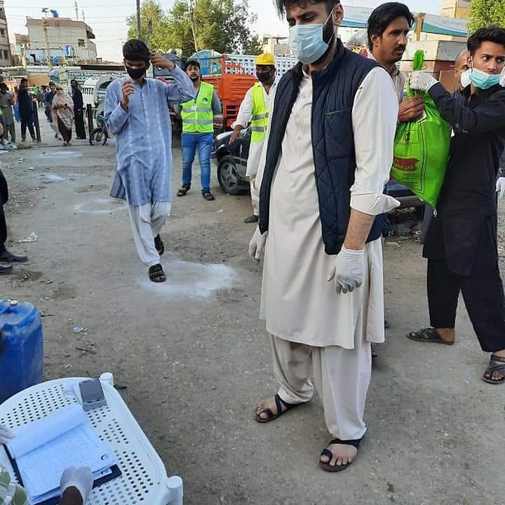 AikAwamPK's tweet photo. Today Alhumdulillah  with your help and kind donations our team of volunteers delivered ration to 170 families from Hazara Colony, Railway Colony and Jhamooria Colony. 

To help:
Donate. Share. Support! #PakistanVsCorona https://t.co/5FZzE2NRgI