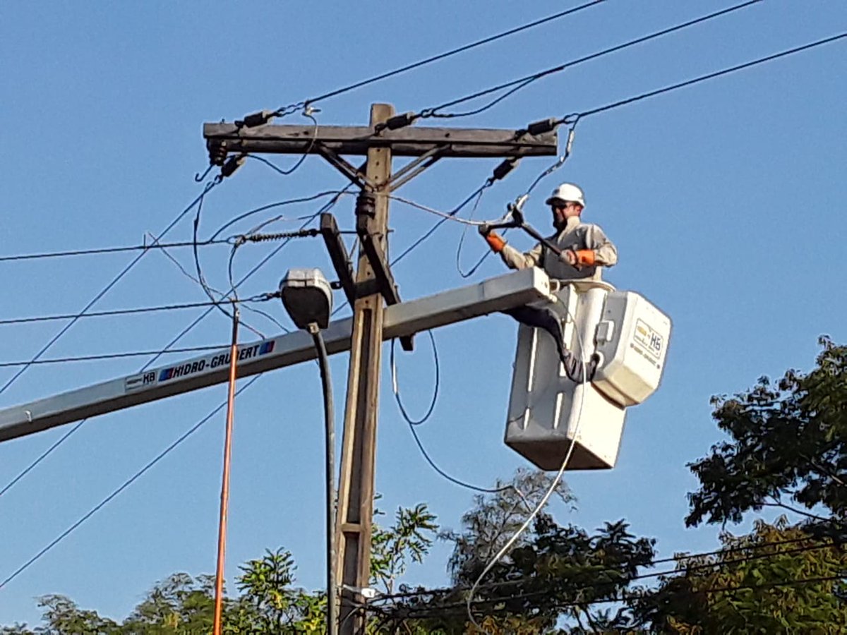 Guifle's tweet photo. #SomosAnde y ojalá te vayas a subirte a reparar las lineas de 220/23.000 y 66.000 mil Voltios ⛮
Ya que en la boca sos tan vale 😎
#Sitrande https://t.co/U9RbLlH8l0
