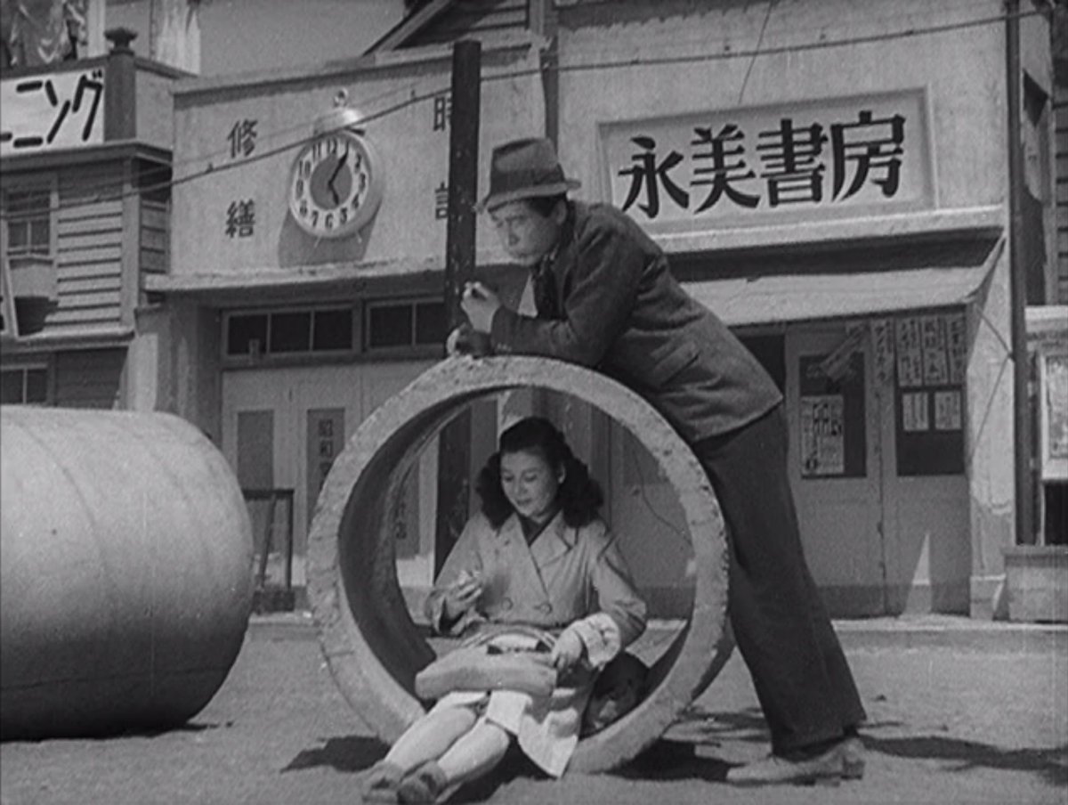 130) Um Domingo Maravilhoso (Subarashiki nichiyôbi, 1947)Dir: Akira KurosawaFot: Asakazu NakaiO sexto longa de Kurosawa vai na direção completamente oposta ao anterior: se Não Lamento Minha Juventude contava 15 anos de história, este se passa numa única tarde.