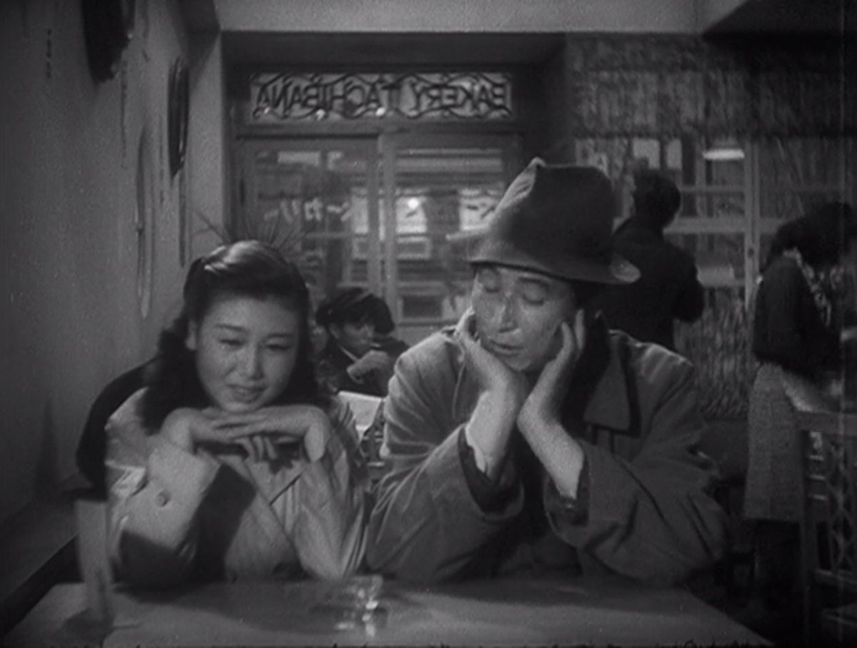 130) Um Domingo Maravilhoso (Subarashiki nichiyôbi, 1947)Dir: Akira KurosawaFot: Asakazu NakaiO sexto longa de Kurosawa vai na direção completamente oposta ao anterior: se Não Lamento Minha Juventude contava 15 anos de história, este se passa numa única tarde.