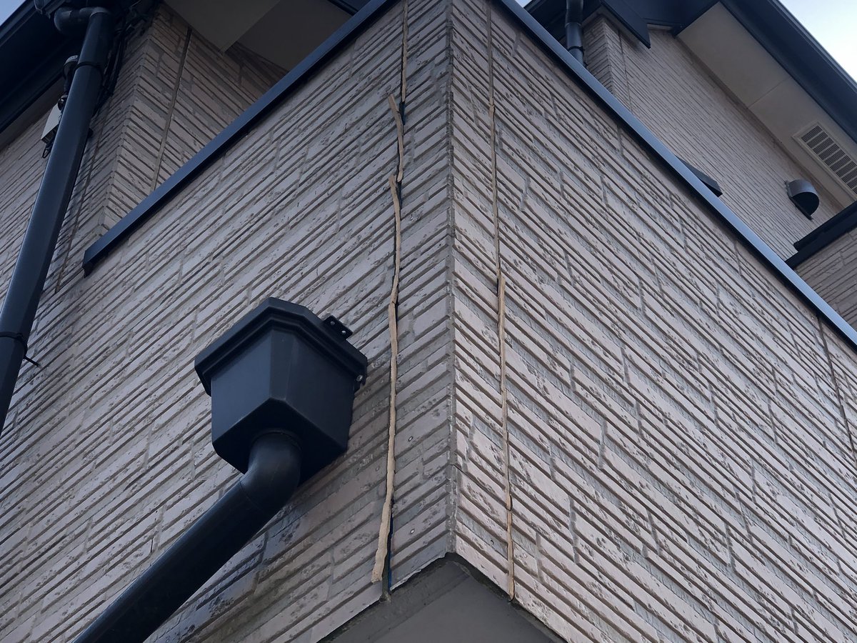 屋根外壁塗装は親方職人に直接 Twitter वर ベランダのコーキングの劣化は見過ごさないで コーキングってサイディング の合わせ目から水が入らないようにする為のもの 写真のように剥がれてしまったらなんの役に立たないだけではなく かえって水が入り易くなって