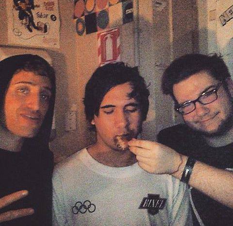 With <a href="/Herobust/">HEROBUST</a> X <a href="/iamtwine/">TWINE 🪡</a> In New Zealand "Take a photo of us feeding him some fried chicken" 😂