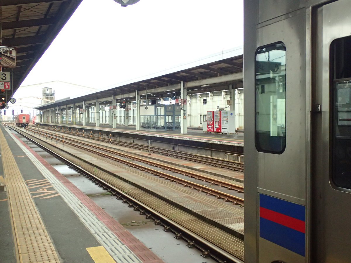 RANNINGtrainbas's tweet photo. 3/29
キハ47-1134金トヤ
後藤入場回送
予想通り鳥取まで来ましたね、豊岡のキハ47系や米子のキハ126系などと並ぶ貴重な光景が見えました https://t.co/LXcDPw8q7O