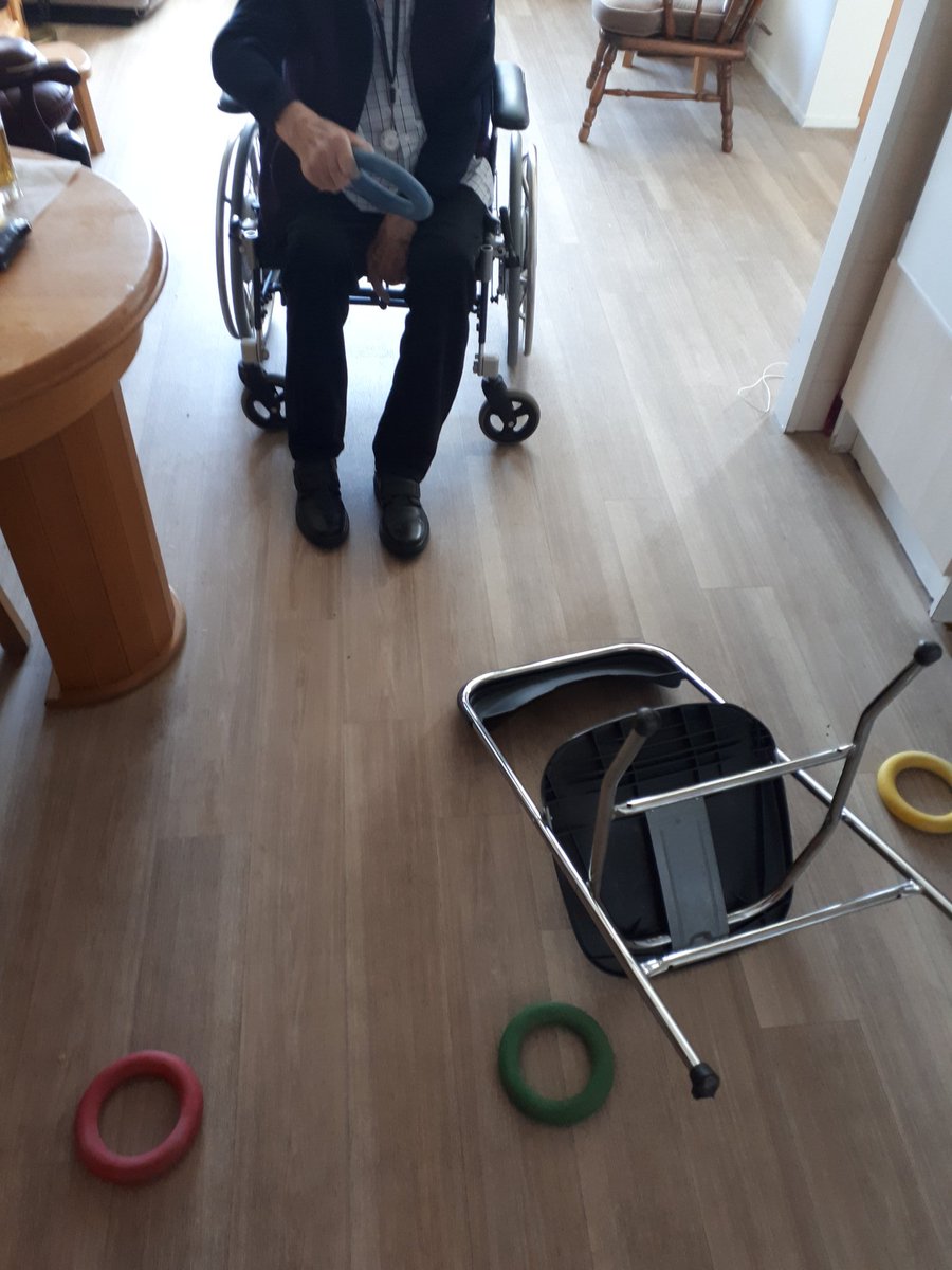 Videogenoeg's tweet photo. Ringgooien, om de zondagochtend door te komen. #opleidingindezorg #zorg #PGzorg #dementie #Utrecht #COVID2019NL #StayAtHomeAndStaySafe #huisaandevecht #Axioncontinu https://t.co/4W3nO6xKvm