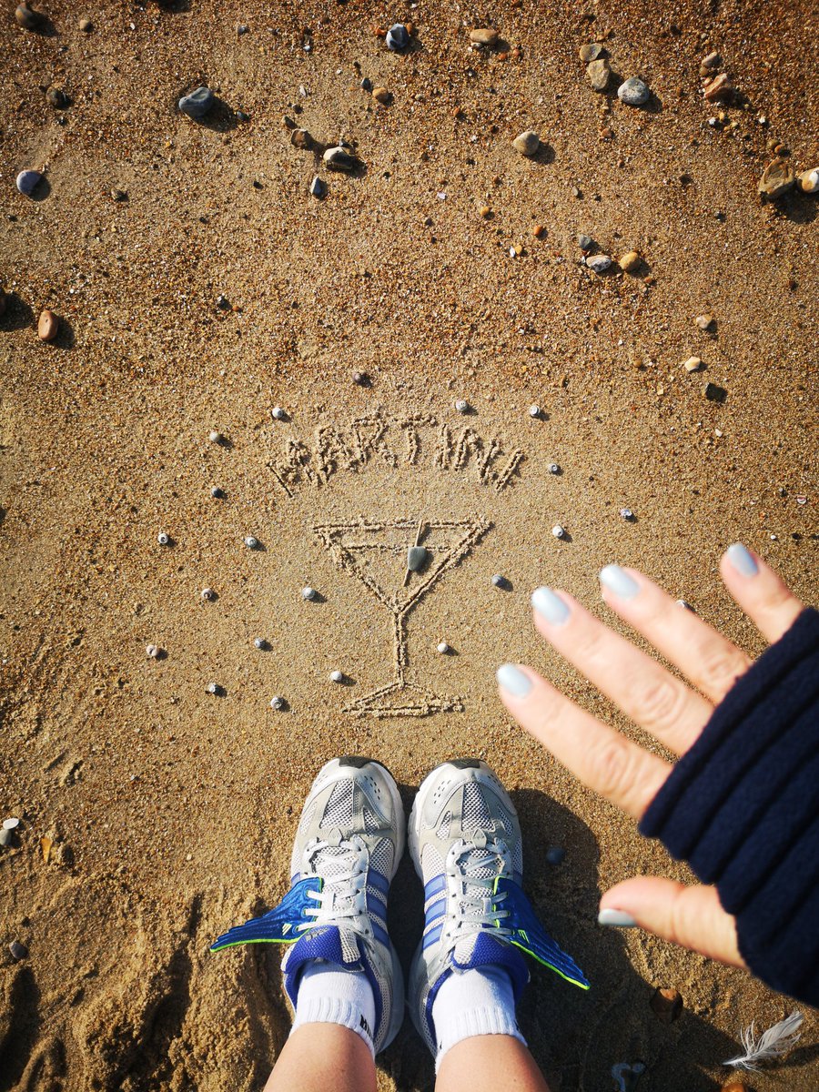 DigiDaughter's tweet photo. It's very windy, and always in the unhelpful direction is seems! Fought my way to the beach and back, running into the gale in both directions. Two jackets today to hide from the chill. So noisy I had to turn the volume up too! 🎧 #funrun #wingsdontwork #windy #martini 💙☀️🌊🌊🌊 https://t.co/zmb8uGzjfJ