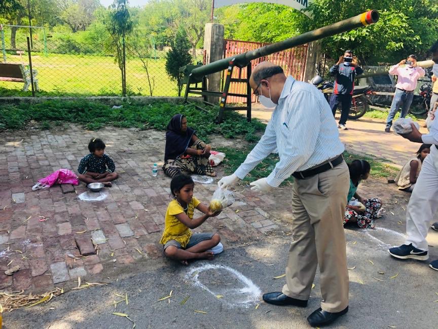 pro_saf's tweet photo. Small Arms Factory, Kanpur has organised to prepare 500 nos of food packets daily to distribute to most needy ones during lockdown period with the help of SAF volunteers and support of District admin. Activities are being funded through Social Responsibility Fund (SRF) of SAF. https://t.co/ar6fnESxl3