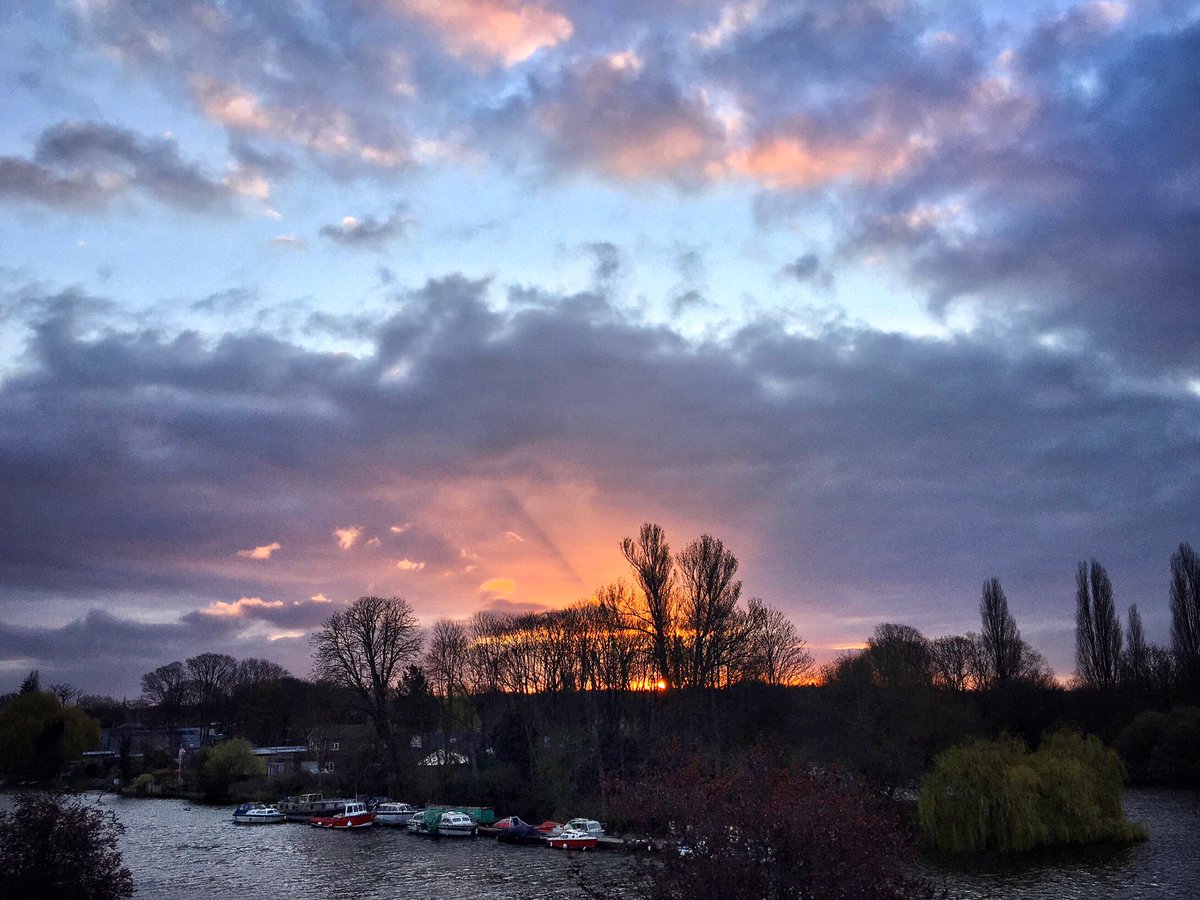 ruths_gallery's tweet photo. It was amazing watching the #crepuscular rays over Eel Pie Island this morning as #BritishSummertime kicked in at #Twickenham #sunrise 

It looked as if the island was on 🔥 

@ThePhotoHour @StormHour #loveukweather #ruthiebabes https://t.co/ojL5BfS5od