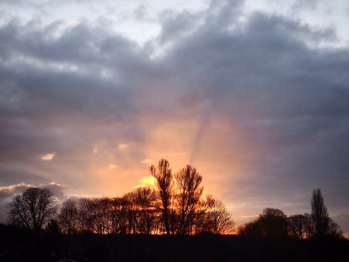 ruths_gallery's tweet photo. It was amazing watching the #crepuscular rays over Eel Pie Island this morning as #BritishSummertime kicked in at #Twickenham #sunrise 

It looked as if the island was on 🔥 

@ThePhotoHour @StormHour #loveukweather #ruthiebabes https://t.co/ojL5BfS5od