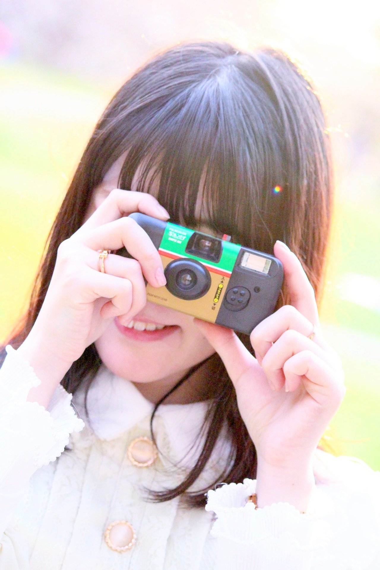 はる 春の日差し Model Mami Prop Photo 写真好きな人と繋がりたい ファインダー越しの私の世界 お花見 ポートレート 被写体 カメラ女子 フィルムカメラ 写ルンです 縦写真 縦構図 キリトリセカイ 望遠レンズ T Co Igdxib4m42