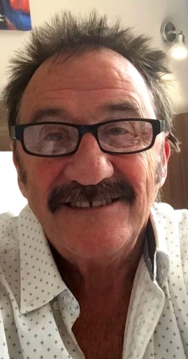 avataylormsoic's tweet photo. Just seen Paul Chuckle shopping in Asda , I said “ Oi two metre you “     #iwillgetmycoat https://t.co/FeR7OMt1yo