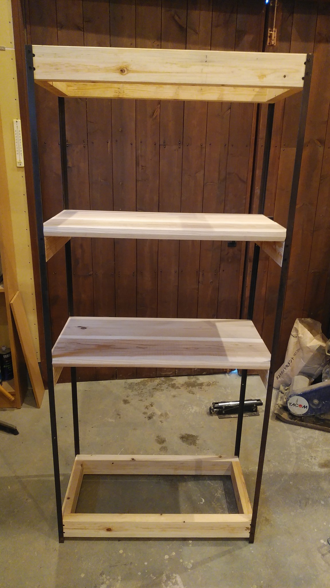 たぬきうお 今日の午後はガレージの掃除をして そのあとは水耕栽培用のラック作り 取っておいた廃材の鉄アングルを支柱にして 棚の部分は床材用のカフェ板を使ってみました まだ途中だけど今日はここまで Diy 水耕栽培 アイアン カフェ板