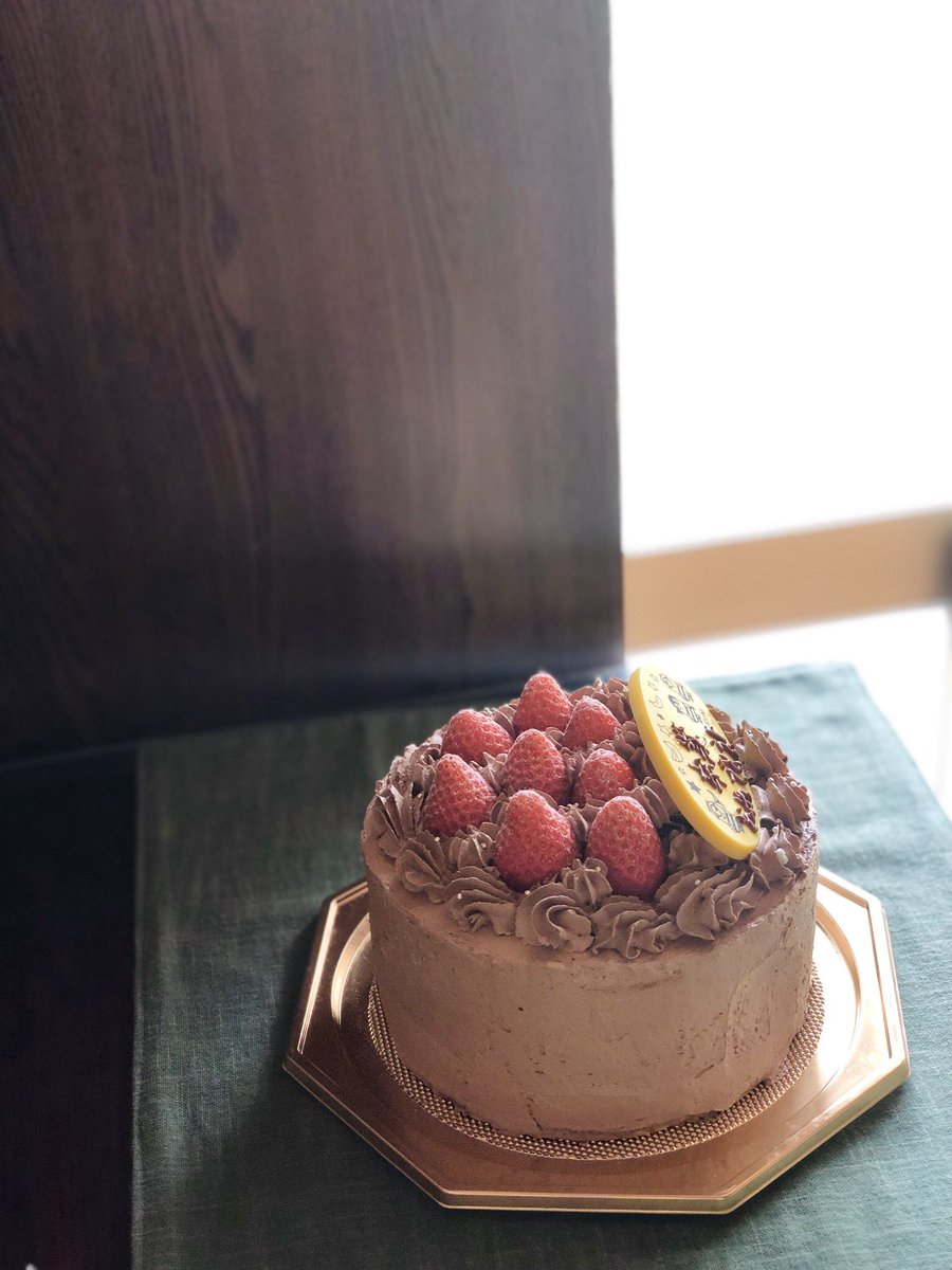 あん Twitterren チョコレートケーキ プリン作りました チョコクリームといちごで ホールケーキ に 回転台の配達が間に合わなくて 適当にクリームぬっちゃいました プリンは固めで クリームははちみつを入れました そしてケーキ完成と同時に 回転台到着 今度