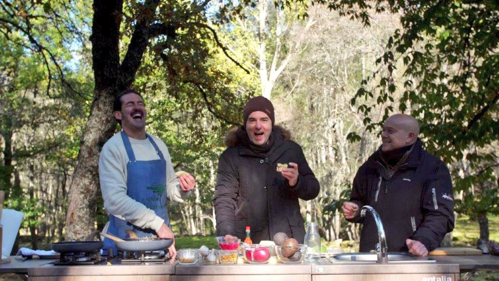el_bosques's tweet photo. Raúl Pérez, un crack de la imitación, nos acompaña hoy a las 18:30 h en @la2_tve  Viene con sus personajes por el bosque de Iruelas, en @Avila_CyL, y a cocinar con @PenaChef... si las risas lo permiten!
@tve_tve #confinamiento #EnCuarentena #QuedateEnLaCasa #Entretenimiento https://t.co/21H9fr1sGO