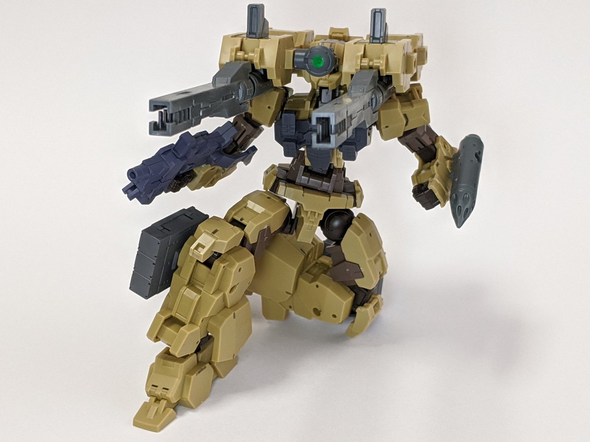 Soria En Twitter アルト 陸戦仕様 中長距離火力支援機 陸戦仕様の派生機 背面の長射程レールキャノンによる火力支援を行う 堅牢性を重視した頭部の遠視性能を補うため 砲身側面にスコープを装備 各種ミサイル等により 中距離戦もこなす クリアパーツは