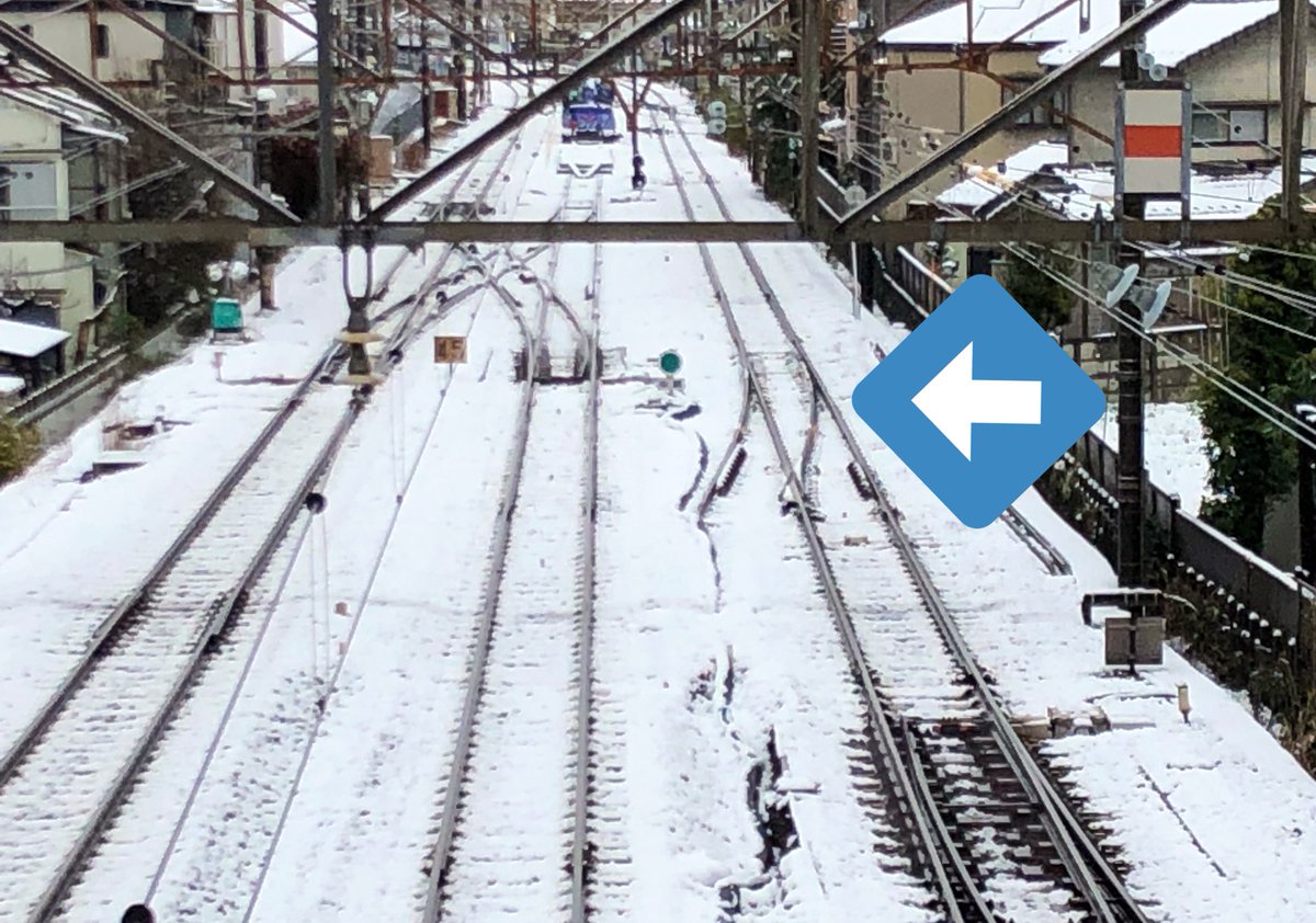 Uzivatel にーまるいち 多忙な社畜 Na Twitteru 豊田駅 の線路改良工事で下り本線に新しく3番線へ転線する為のポイントが挿入されたという事で 豊田駅の立川側にある歩道橋から観察してみました 積雪しているので ちょっと分かりにくいかも知れませんが青矢印の部分
