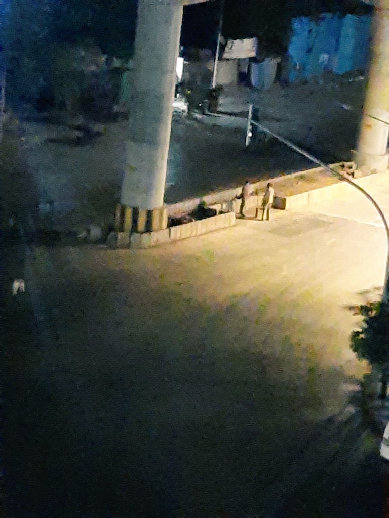 Last night at around 1:30 am, spotted these 2 BMC officials from my window. Even in times like these they have been doing the sanitation work to keep the city functioning! Kudos <a href="/mybmc/">माझी Mumbai, आपली BMC</a> <a href="/AUThackeray/">Aaditya Thackeray</a> #Lockdown21