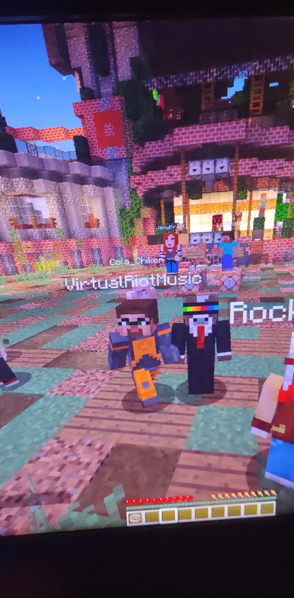 _Carter139's tweet photo. S/O to @Disciplerecs @BarelyAliveUS @Virtual_Riot for putting on the (biggest?) Minecraft rave ever! Despite all the technical difficulties and the "Wall of Lag" mosh pits, had an amazing night 💜 #RaveCow #BlockParty2 https://t.co/NQWmNyugTz