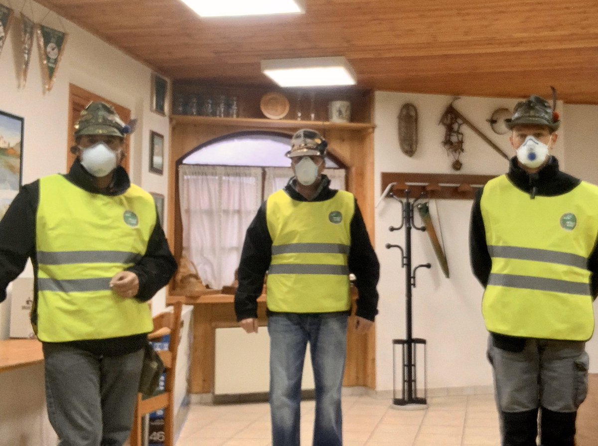 AlpiniC's tweet photo. @AlpiniC @ABetemps #alpini #inprimalinea @ana_web #saintchristophe #sempreviciniallapopolazione #servizioadomicilio https://t.co/E3yJrSyEWm