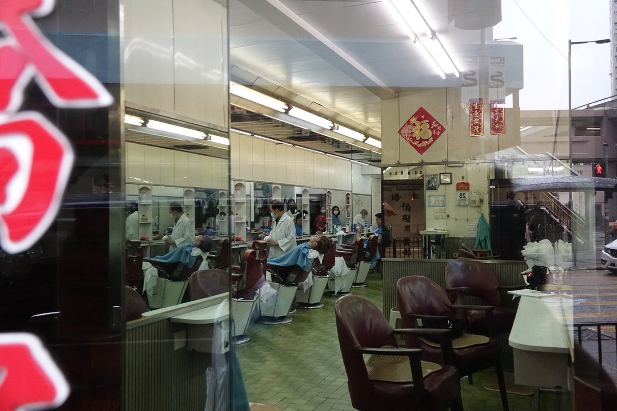 nikki_miumiu's tweet photo. #HongKong’s #CarrieLam imposed regulation to prohibit any group gathering of more than 4 ppl in public place impact many small business, including this famous “ShangHai style”hair salon which opened for near 40 yrs.
pic by @Facebook #AlexLai
#40年上海理髮店不敵疫情禁令結業 https://t.co/RjpmxtVxlH