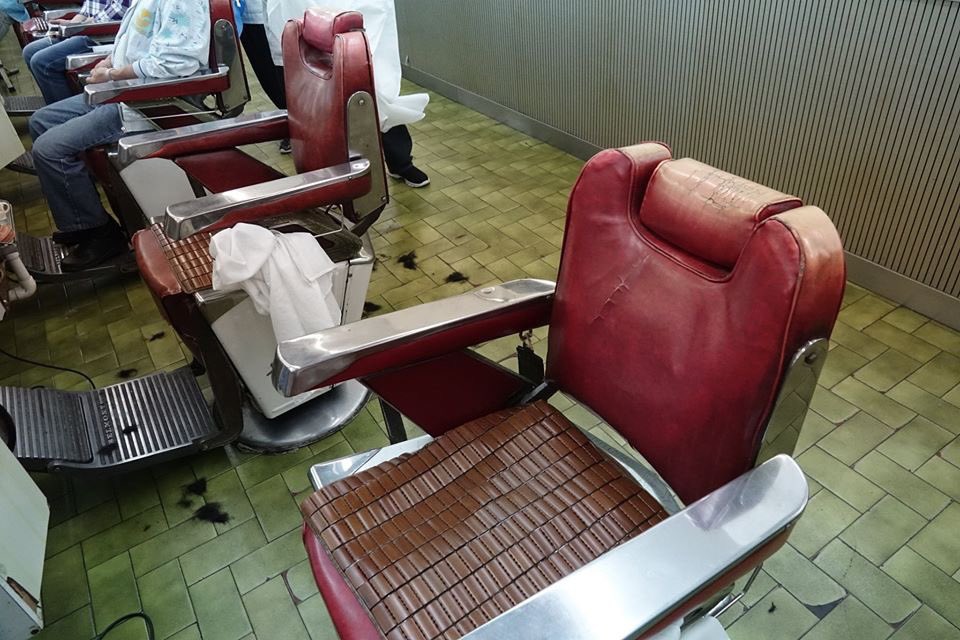 nikki_miumiu's tweet photo. #HongKong’s #CarrieLam imposed regulation to prohibit any group gathering of more than 4 ppl in public place impact many small business, including this famous “ShangHai style”hair salon which opened for near 40 yrs.
pic by @Facebook #AlexLai
#40年上海理髮店不敵疫情禁令結業 https://t.co/RjpmxtVxlH