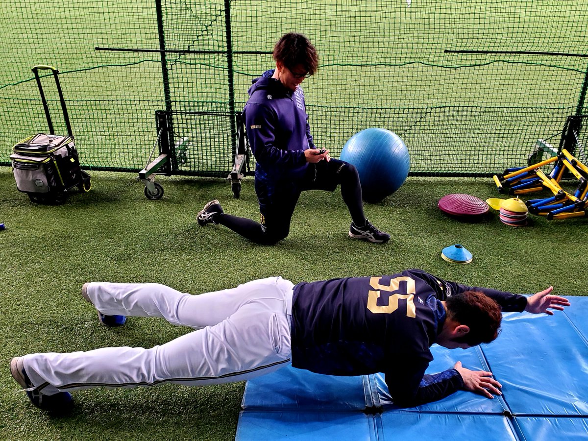 Orix_Buffaloes's tweet photo. 自宅で体幹トレーニング！まずは30秒この姿勢をキープ！挑戦してみてね💪

#Tー岡田
#体幹
#トレーニング
#姿勢キープ
#まずは30秒
#いけたら1分
#Bs2020 https://t.co/RwSHIfNrCU