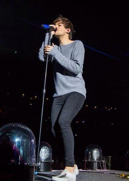 oopps22's tweet photo. 💣Details of his body hotttttt🔥🔥

#WeLoveLouis https://t.co/TfxAcZtInV