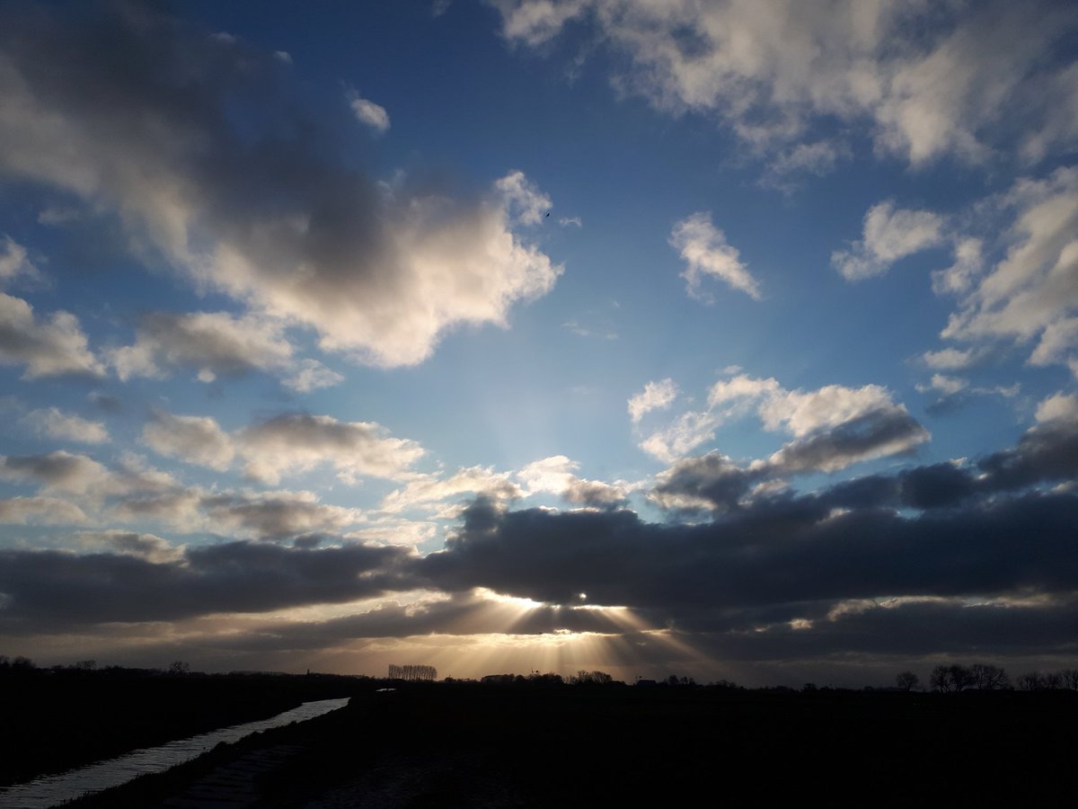 Achter de wolken schijnt de zon #mooigrunn #winsum #goedemorgen #nofilter
