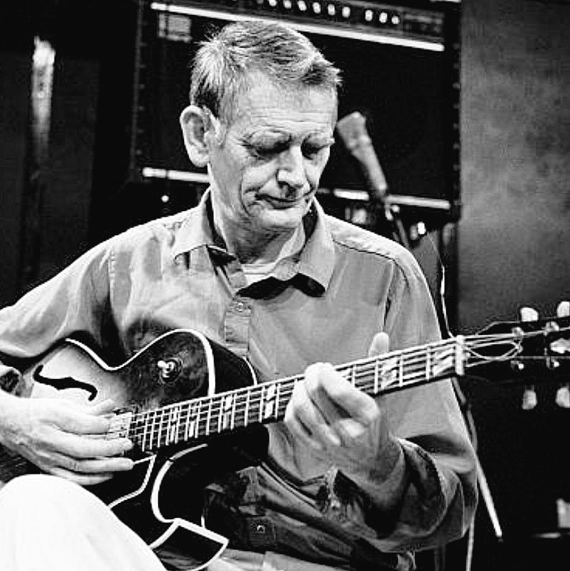 John_ichi_'s tweet photo. Derek Bailey performs live on stage at the BIM Huis in Amsterdam, Netherlands on 17th October 1987. 
(photo by Frans Schellekens)
#jazz #jazzgiants #jazzguiter
#avantgarde https://t.co/S3ehma9uGY