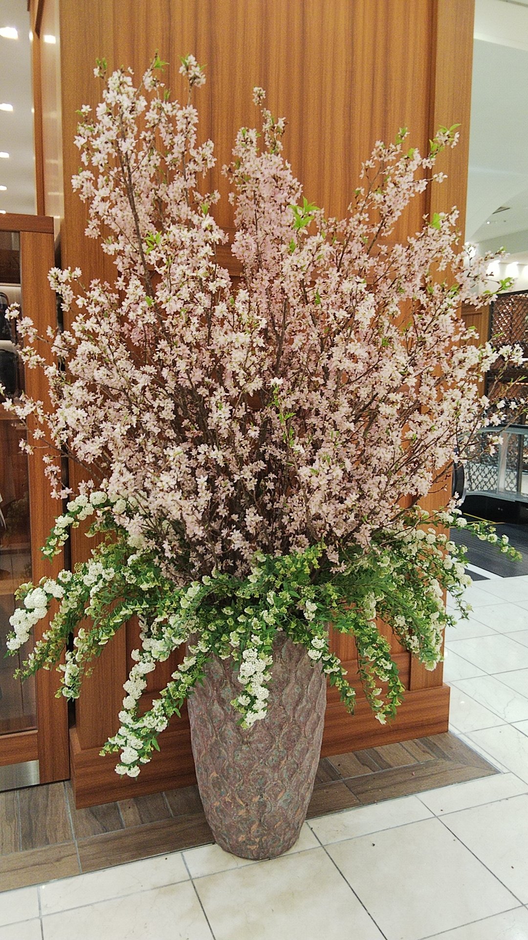 坪井花苑 本店 松坂屋北館の桜装花が満開 坪井花苑 松坂屋名古屋店 Genta 1階から4階まであります T Co 6ab50v6gpl Twitter