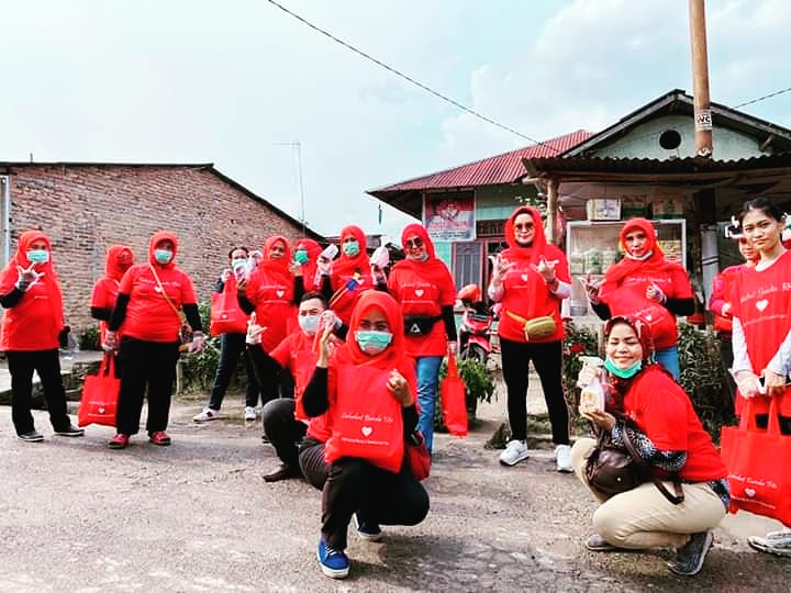 pdipmedan's tweet photo. Majelis taklim DPC PDI Perjuangan Kota Medan laksanakan sosialisasi pencegahan virus corona secara door to door. 
Majelis Taklim PDI Perjuangan Medan Bagikan Jamu dan Masker Dor To Dor
https://t.co/d7skMrmCPh

#PDIPERJUANGAN
@PDI_Perjuangan https://t.co/vjJem4IOD2
