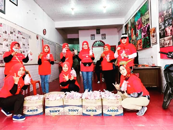 pdipmedan's tweet photo. Majelis taklim DPC PDI Perjuangan Kota Medan laksanakan sosialisasi pencegahan virus corona secara door to door. 
Majelis Taklim PDI Perjuangan Medan Bagikan Jamu dan Masker Dor To Dor
https://t.co/d7skMrmCPh

#PDIPERJUANGAN
@PDI_Perjuangan https://t.co/vjJem4IOD2