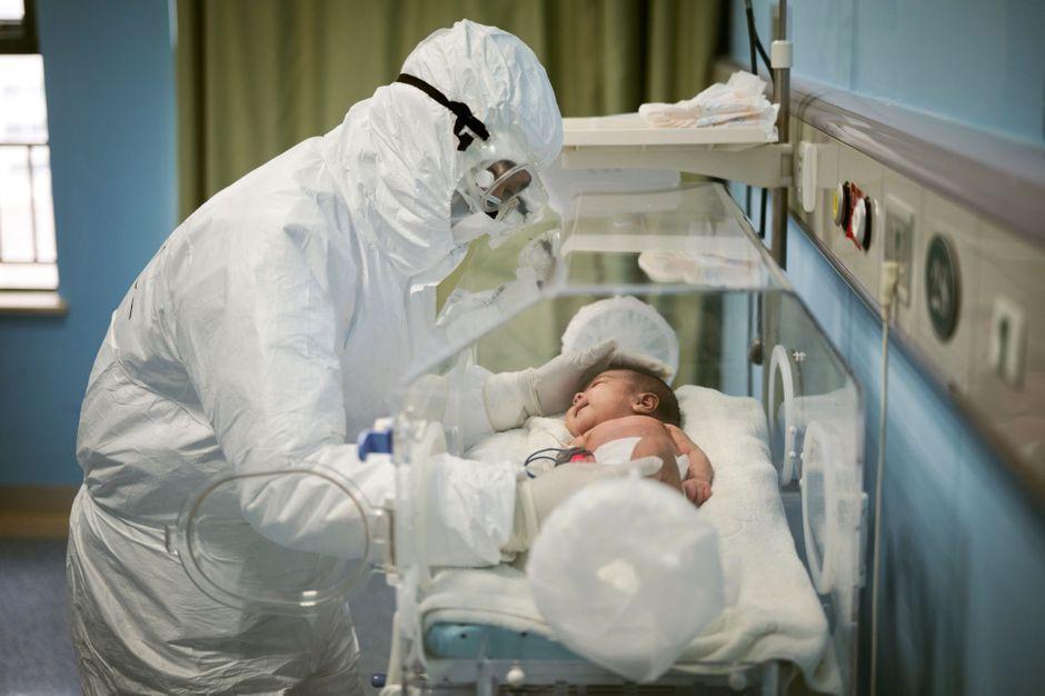 ParisMatch's tweet photo. Un bébé succombe du Covid-19 aux Etats-Unis https://t.co/8BzR2LFkdh https://t.co/AjQqEUozS9