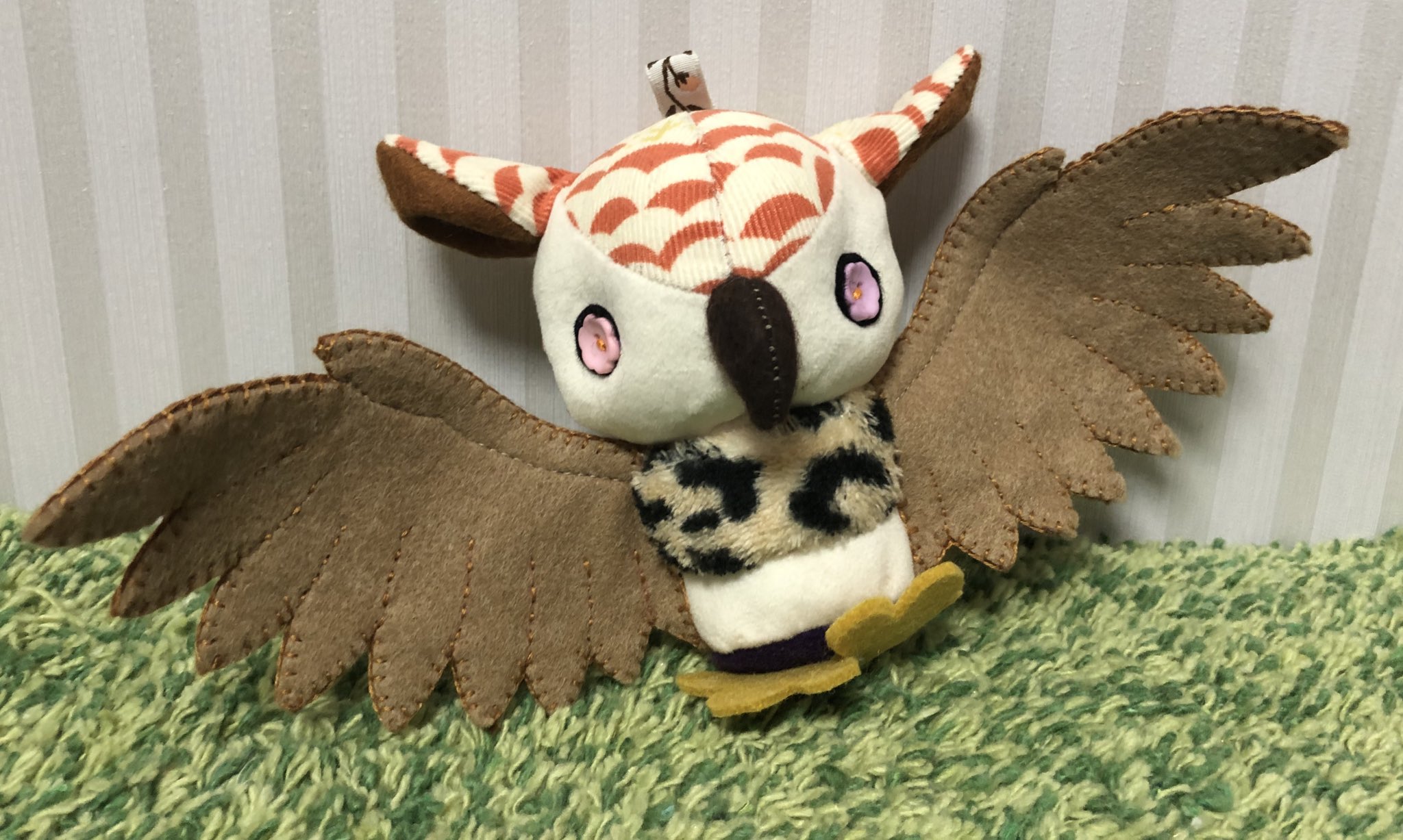 ぬいぐるみbamboccio 通販11 27 土 21時 A Twitter フクロウ改めミミズクぬいぐるみが3体完成しました 大きな翼に頭には羽角があります この場合ミミズクでした すみません イベントにて1体1800円での販売を予定しております T Co 5qfj5o8gvr