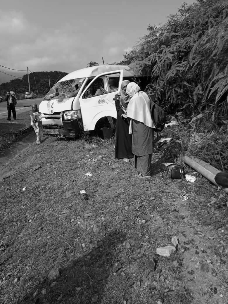 انا لله وانا اليه راجعون
ﺍﻟﻠﻬﻢ ﺍﻏﻔﺮ لها ﻭﺍﺭﺣمها ﻭعافها وﺍعف عنها

Saya dimaklumkan mengenai berita kemalangan maut yang melibatkan team petugas perubatan dari Hospital Kuala Krai. Kemalangan berlaku semasa mereka dalam perjalanan ke Hospital Gua Musang.

(1/2)