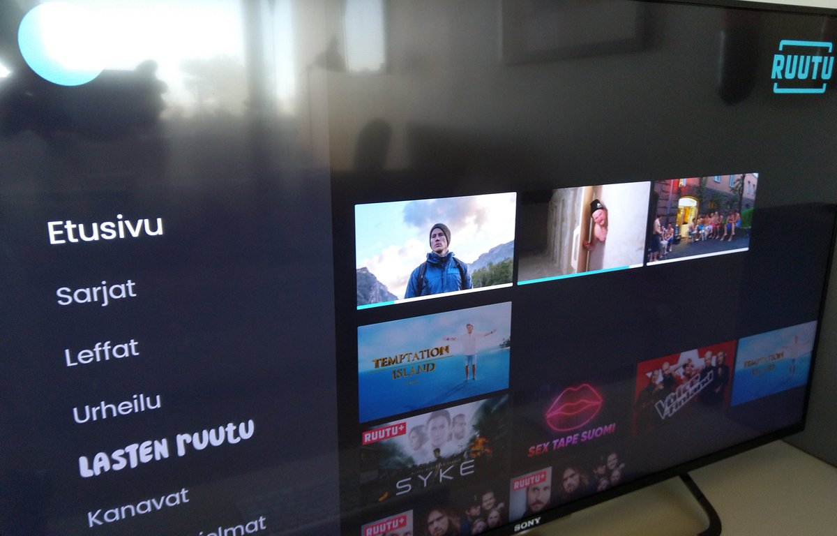 isosavi's tweet photo. Tuli toisen tuotteen mukana @Ruutufi tili. Verrattuna Amazon tai Netflix tämä on toooodella ärsyttävä. Maksullinen palvelu, jossa tulee pakolla vanhanaikaisia TV-mainoksia yhtäkkiä ohjelmien väliin?? Back to the 90. Ei jatkoon! #ruutufi #amazon #netflix https://t.co/rhAh0azOAR