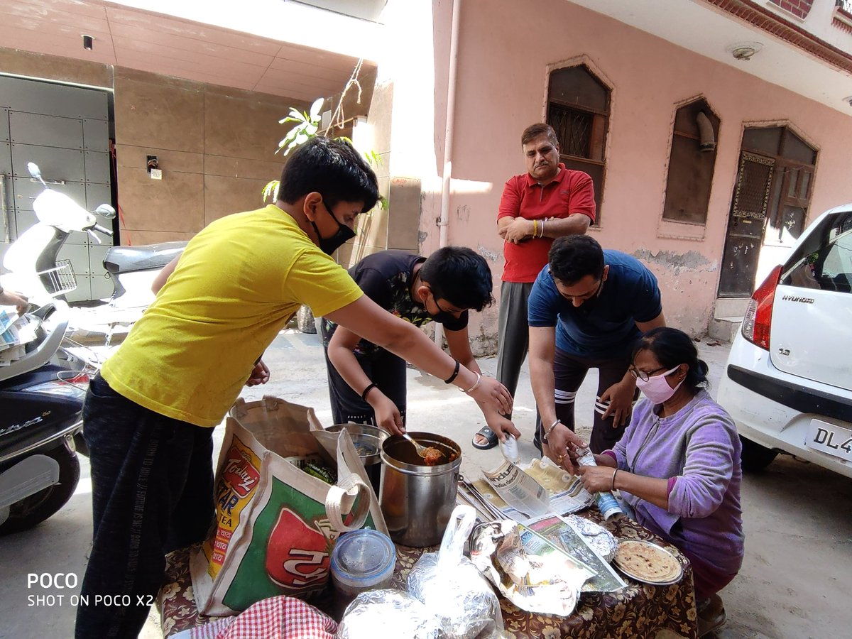 aditiprabhakar4's tweet photo. Packaging food for all those who are adversely effeced by lockdown. https://t.co/grcqd7IQVj
