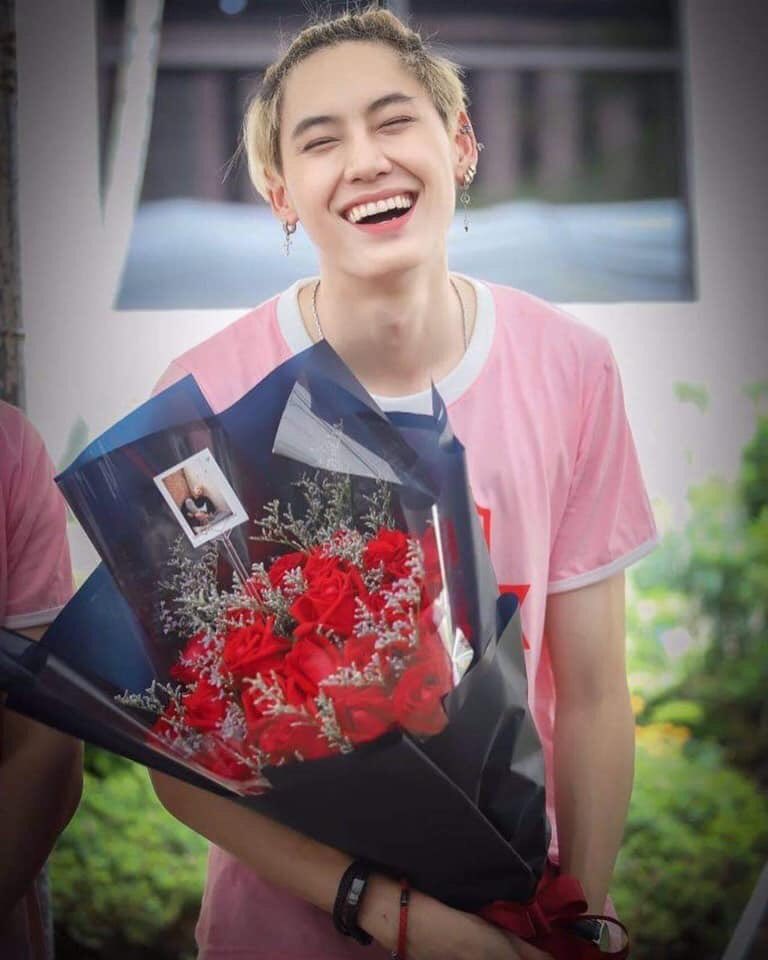 panwink23291's tweet photo. Không sao mà mọi người luôn bên anh chuyện không vui cứ để thời gian cuốn đi hãy cười nhiều anh nhé #AlwaysBeWithBoun https://t.co/ooHJc2kPnY