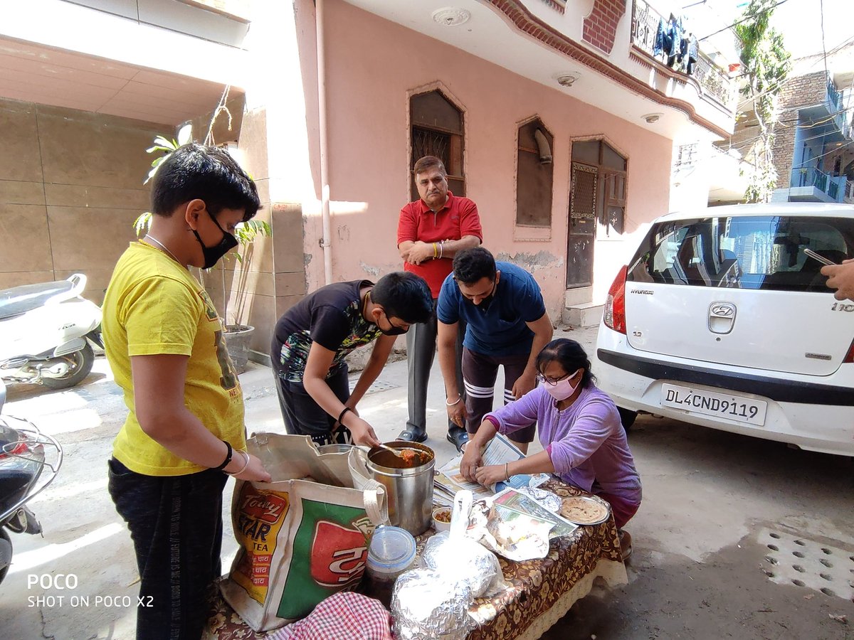 aditiprabhakar4's tweet photo. @narendramodi sir packing food for all those who are in need. Doing this twice a day. https://t.co/6DGo7wPzil