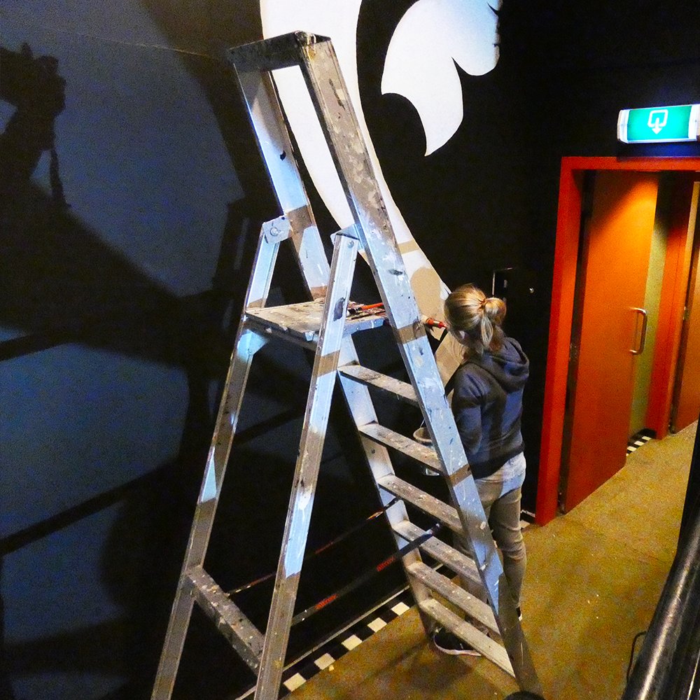 htfigi's tweet photo. Muurdesign zaal 4. De welbekende creatieve Ravage beeldtaal ⚜️wordt met strakke hand en precisie op de zwarte muren muur geverfd🎨. Vakwerk Victoria🙌! #TeamFigiUpdate #ravage #samenwerk #samensterk https://t.co/9sZ4iZAc4P