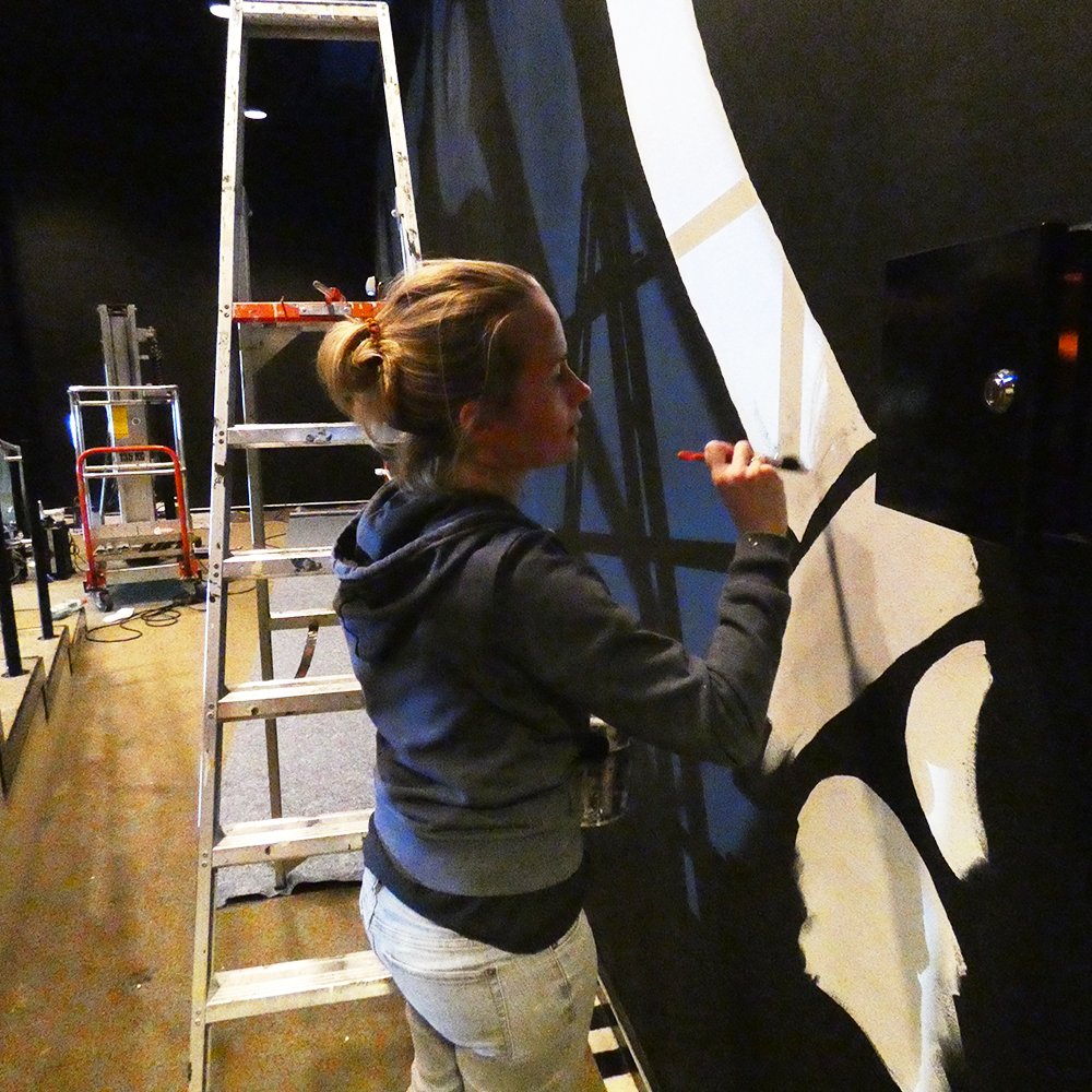 htfigi's tweet photo. Muurdesign zaal 4. De welbekende creatieve Ravage beeldtaal ⚜️wordt met strakke hand en precisie op de zwarte muren muur geverfd🎨. Vakwerk Victoria🙌! #TeamFigiUpdate #ravage #samenwerk #samensterk https://t.co/9sZ4iZAc4P