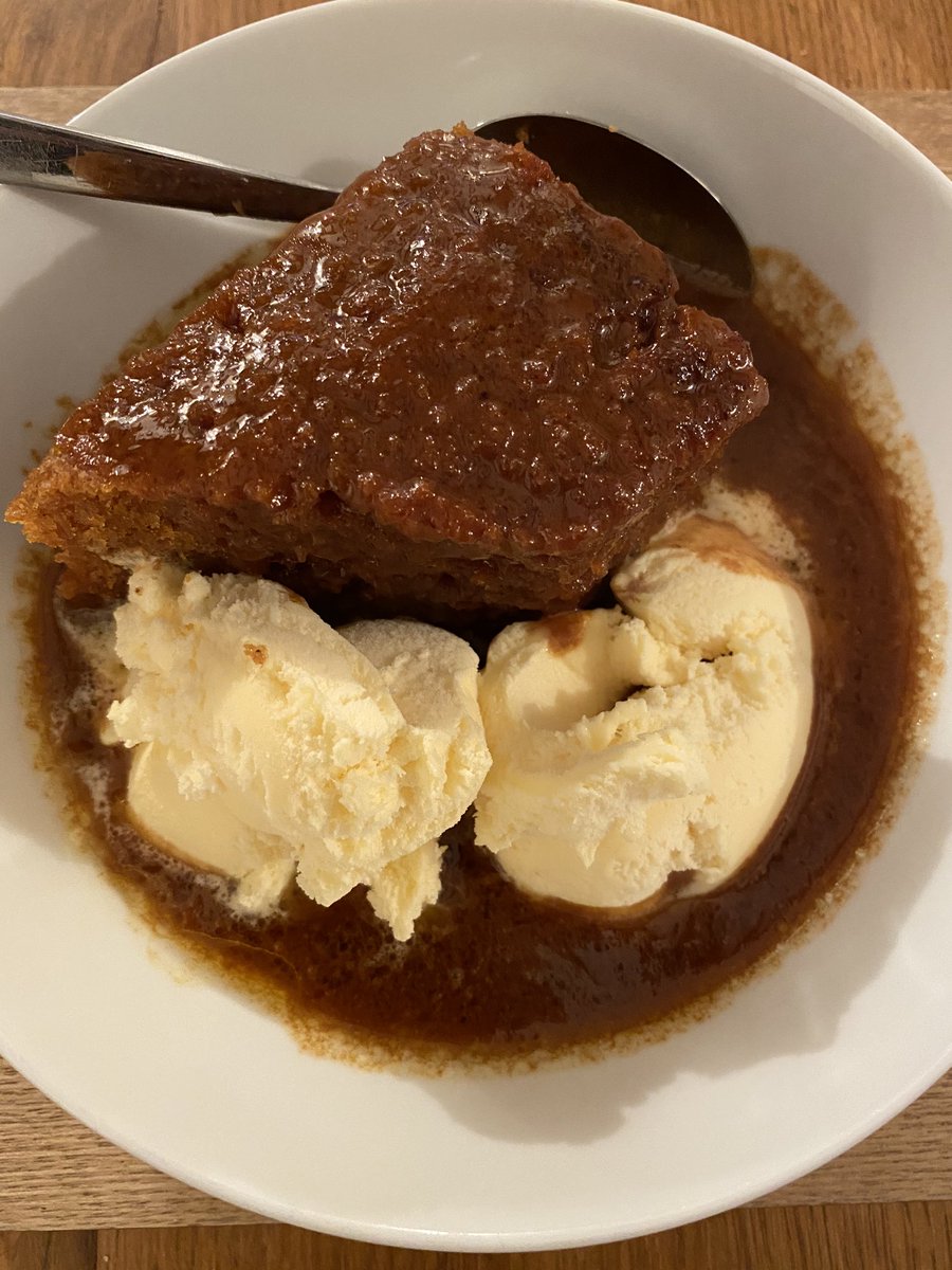trilifeofleigh's tweet photo. Now that’s what I call a take away, thanks @rendezvousrtw 😋 #timeslocalnews #tunbridgewells #buylocal #StayHomeSaveLives @CamdenRoadTW @RoyalTunWells Vension Lasagne, Brownie with clotted cream, Ginger pudding, Eton Mess. Over ordered on the puddings 😝 https://t.co/3gCJnybvVE