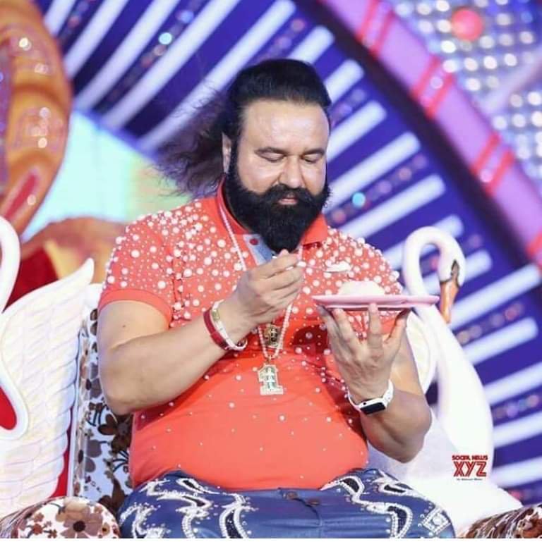 riya8440's tweet photo. @TheBlossom_Gal @Gurmeetramrahim 😍😍
Both are fav.😍 https://t.co/K7WfnyuTbd