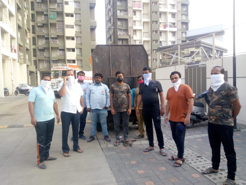 JayprakashSatav's tweet photo. #_घरी_रहा_सुरक्षित_रहा 
मागील दोन दिवसामध्ये मी व माझे सहकारी मिळून  कोरोना पासून होणारा प्रादुर्भाव रोखण्यासाठी प्रतिबंधात्मक उपाययोजना करत आहोत. त्याचा एक भाग म्हणुन सोडियम हायपोक्लोराईड हे औषध ग्रामपंचयतीमार्फत नागरिकांना आणि सोसायटी धारकांना वाटप करण्यास सुरुवात करण्यात आली. https://t.co/5HaAd2xXaq