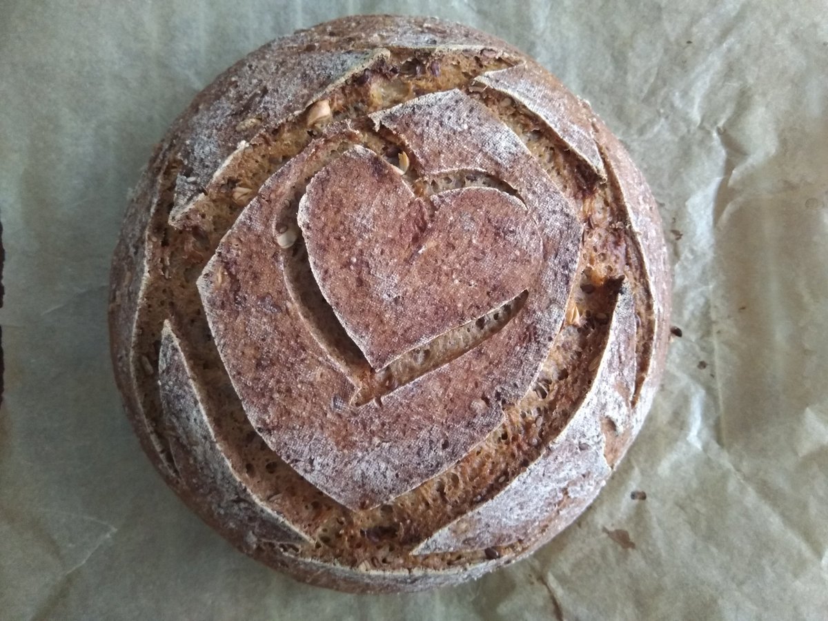 EloutvL's tweet image. Used starter and bead recipe from @TraciVandB. Not bad for a #firsttry. Never baked a bead before #firstBread #glutenfree #sourdough  #freeform #scorn