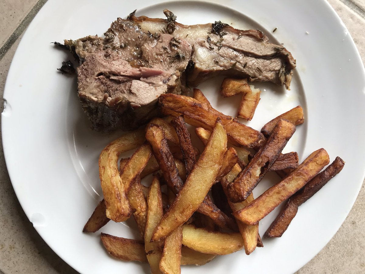 ChLambert_FICT's tweet photo. J -15 ❗️Pensez aux #chevreaux &amp; #agneaux de #Pâques 
Les #éleveurs ont travaillé&amp;préparé depuis des mois pour mettre sur les tables grillades gigot brochettes...
Les #bouchers &amp; #distributeurs vont les mettre en avant dès demain
Choisir les produits🇫🇷 c’est soutenir l’économie🇫🇷 https://t.co/kS3NHdzlhP