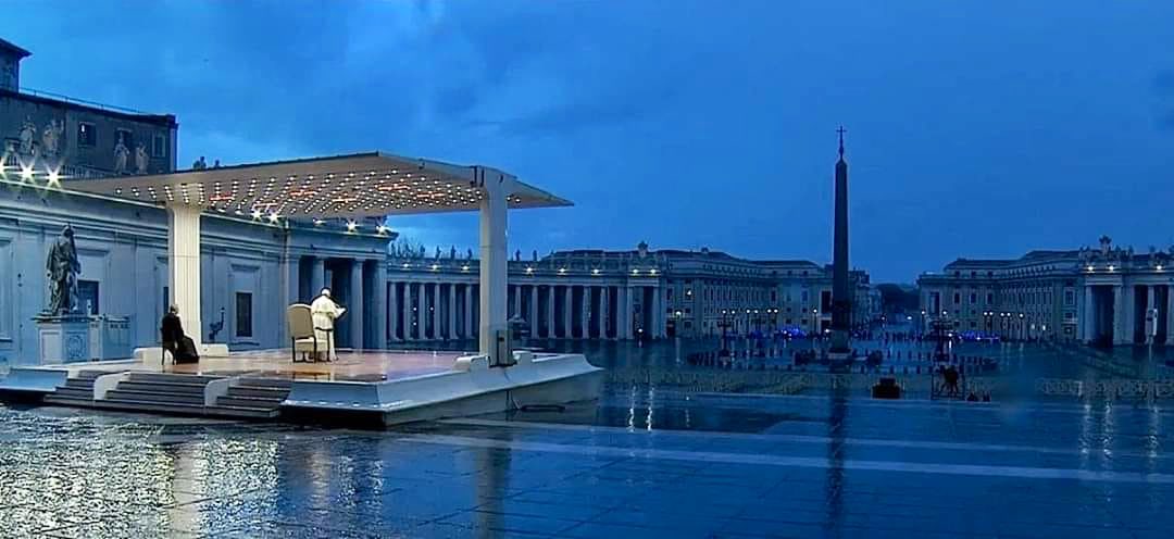 LudoGabrielli's tweet photo. “Su questa barca...ci siamo tutti.”
Una delle omelie più “laiche” di @Pontifex_it che ci ricorda che non possiamo proseguire “imperterriti, pensando di rimanere sempre sani in un mondo malato.”

📷: 27 marzo 2020, Città del Vaticano https://t.co/I7WvkwOzAD