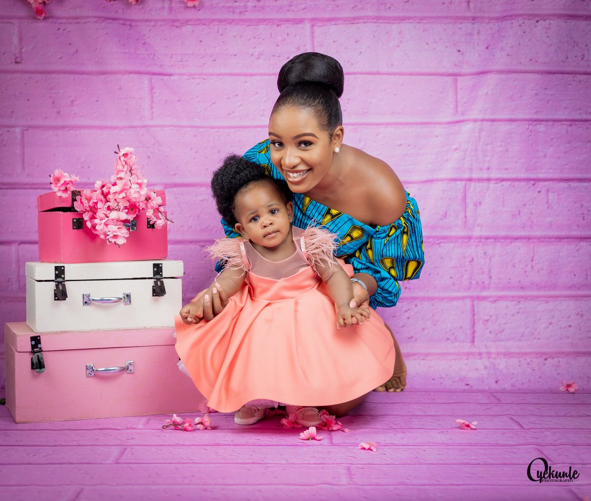 Itsmercyboi's tweet photo. Moments with Eliana........
Deco:@fabulouskiddiesparties
π:@hadewoman
πΈ:@oyekunlephotography
.
.
#kidsofinstagram #kidbirthday #myoneyearold #myoneyear #fabolouskiddies #kidshoot #oneyearold #thephotographycircle #oyekunlephotography https://t.co/W9yOxyx1Lj