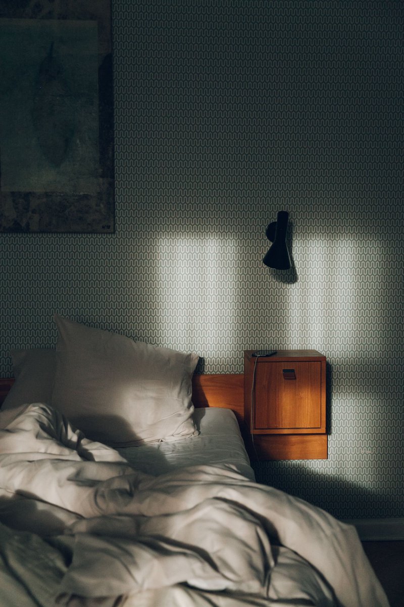 Spring feeling in this beautiful light and comfy sunday setting 🌱⁣
⁣
The World renowned designer and architect Arne Jacobsen, designed many things. 
He also draw the pattern for this amazing wallpaper named Ypsilon, which is found in room #223, dedicated to Arne Jacobsen.