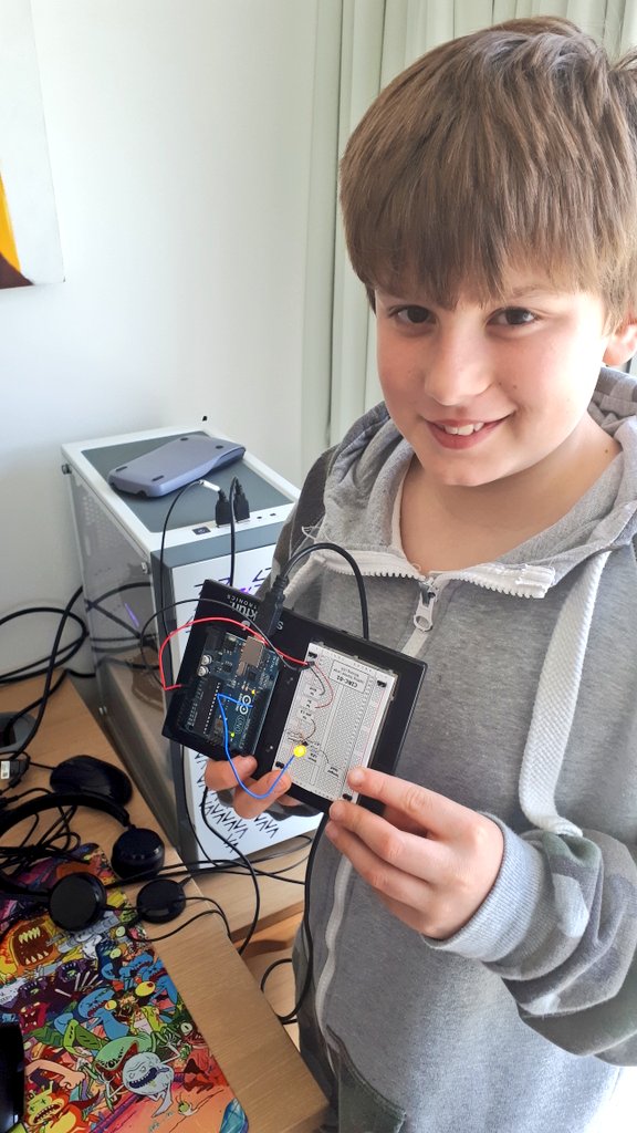 jamesmcewan's tweet image. @ECJS_6B Technology! 1st Arduino lesson